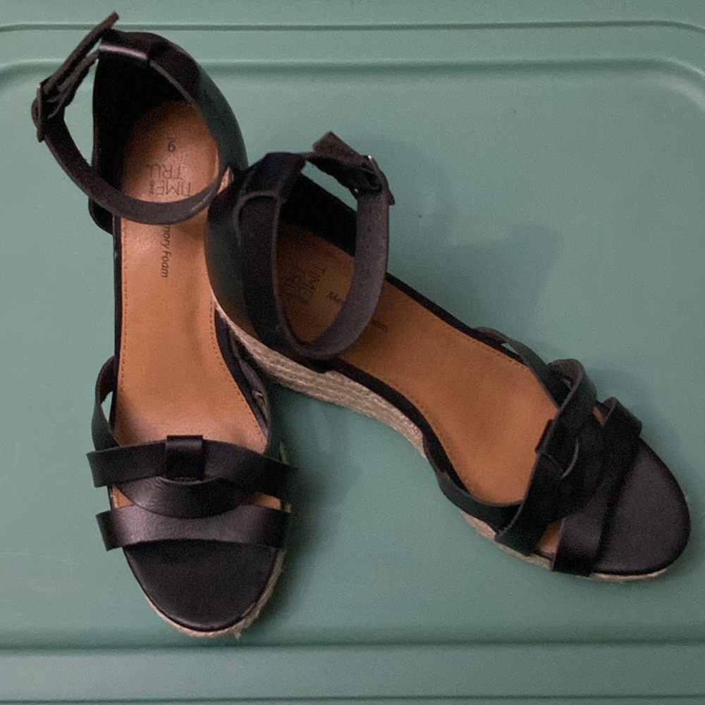 NWOT 9 Black Strappy Wedges